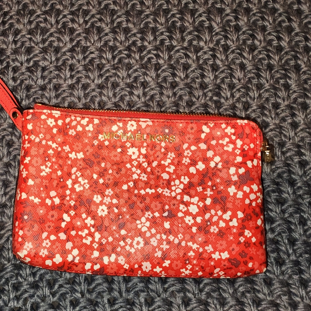 Michael kors jet set wristlet